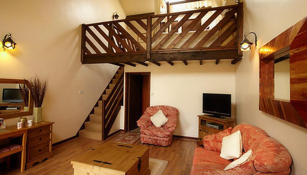 Miltons Country Lodge Lower Langford Buitenkant foto